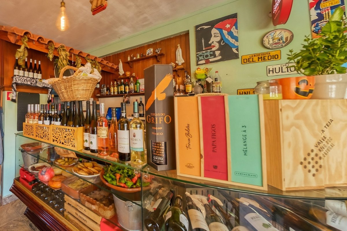 Balcão com garrafeira de vinhos portugueses, montra e decoração cubana