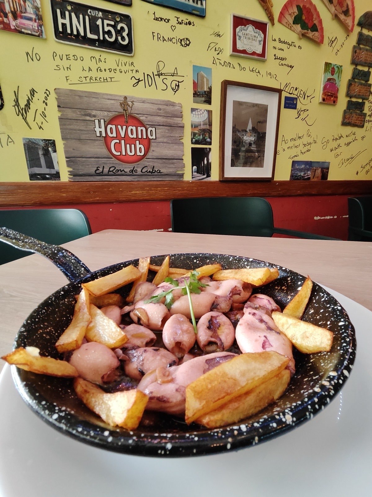 Lulas com batatas fritas em frigideira de esmalte
