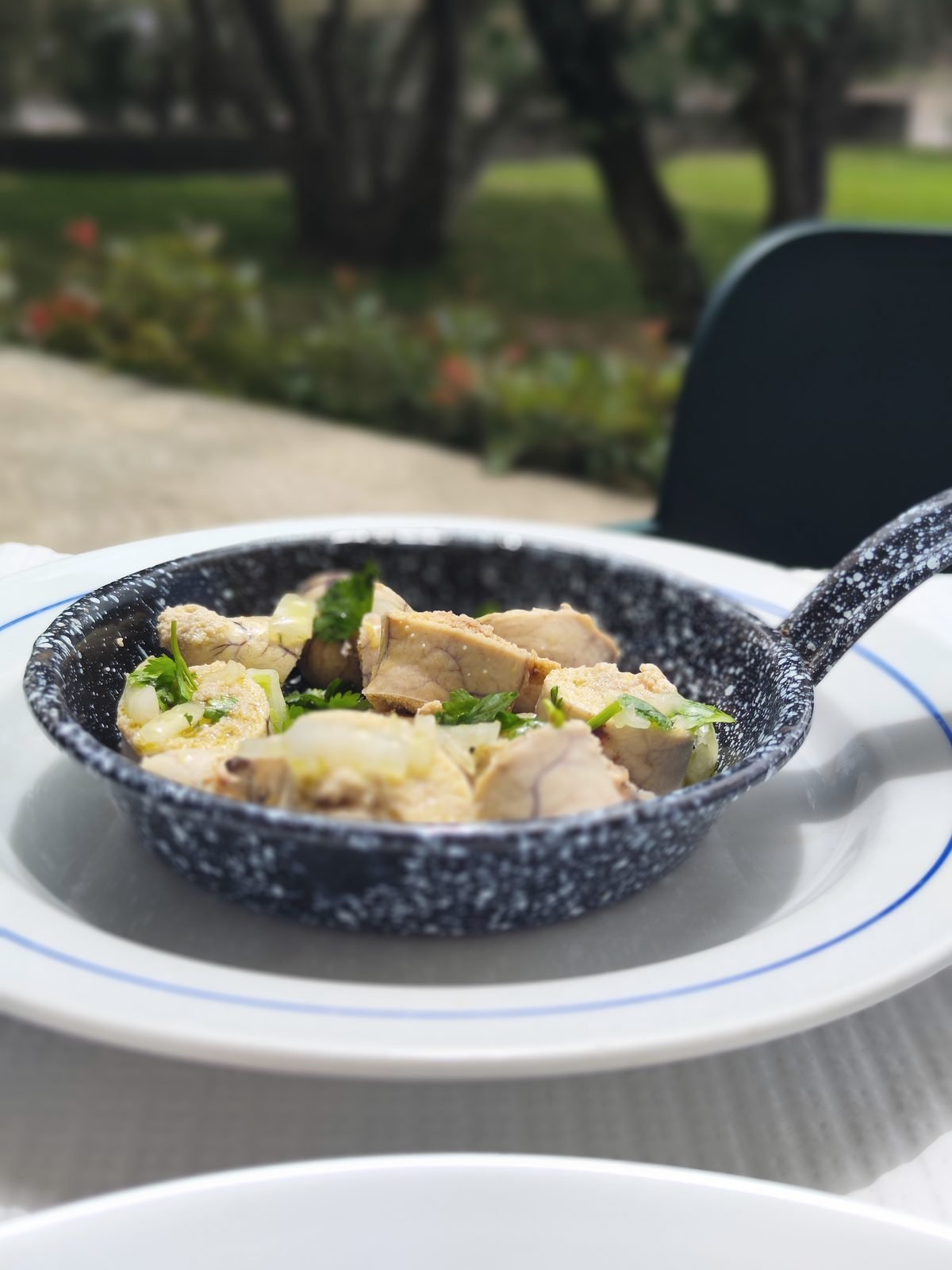 Ovas com molho verde, servidas na frigideira