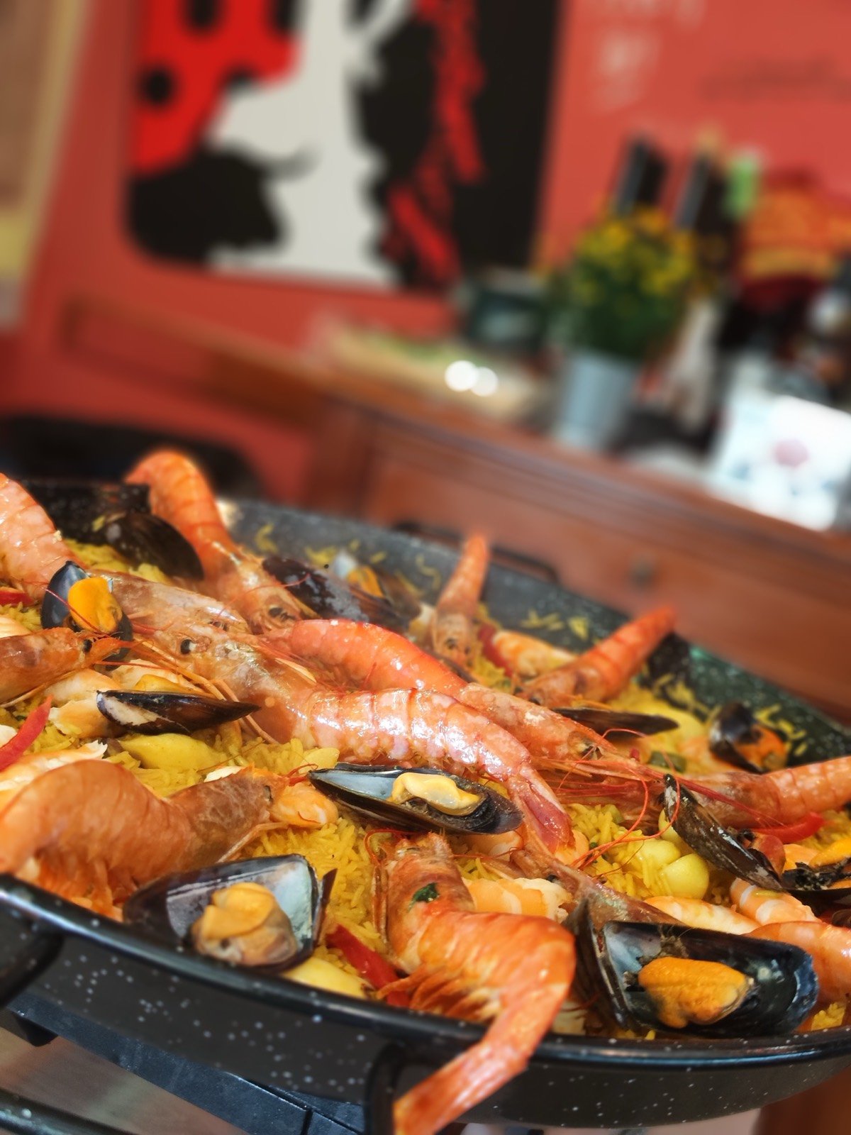 Grande plano da paella com gambas e mexilhões