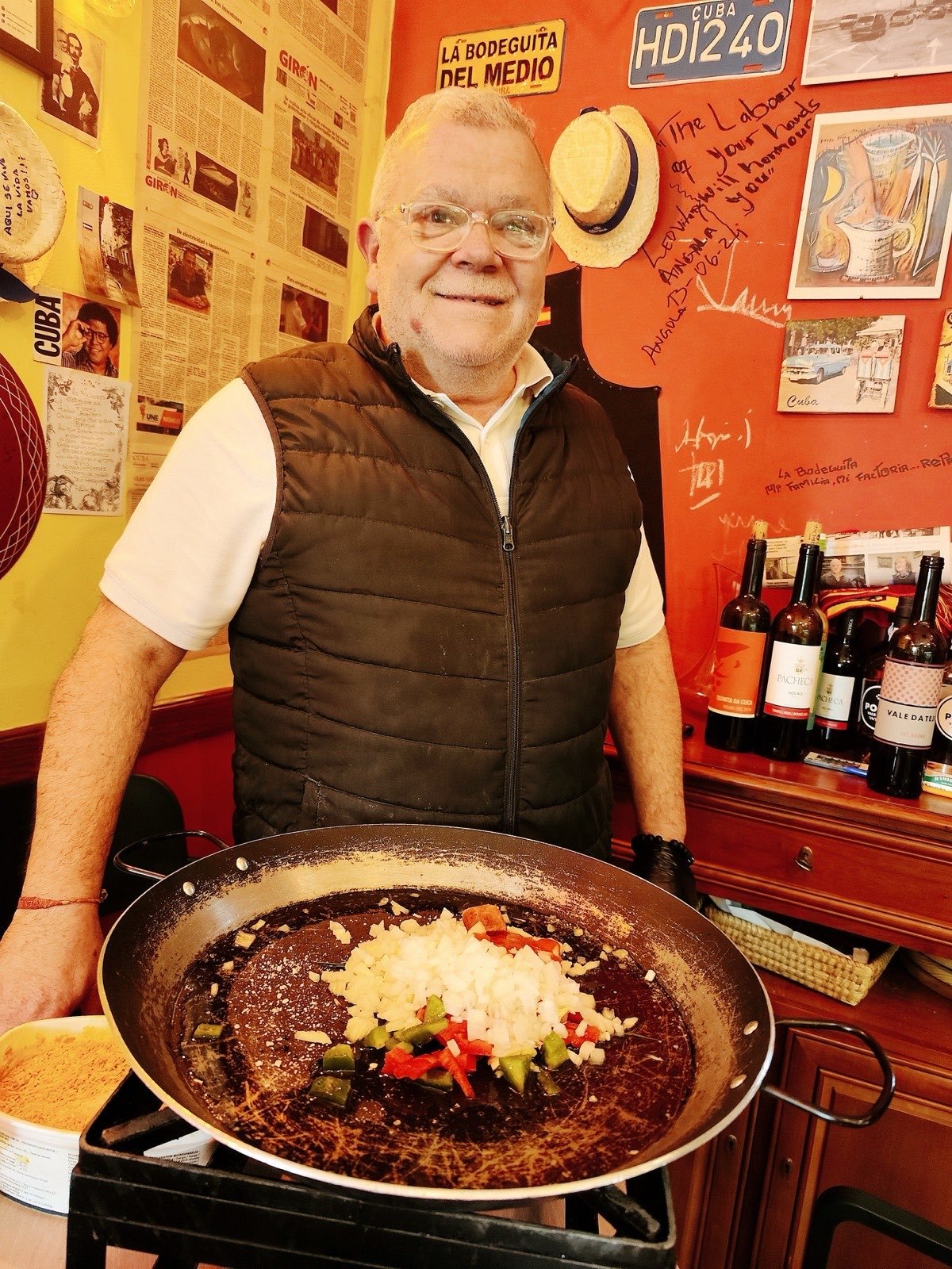 Paulo Azevedo, dono da La Bodeguita, a preparar a paella