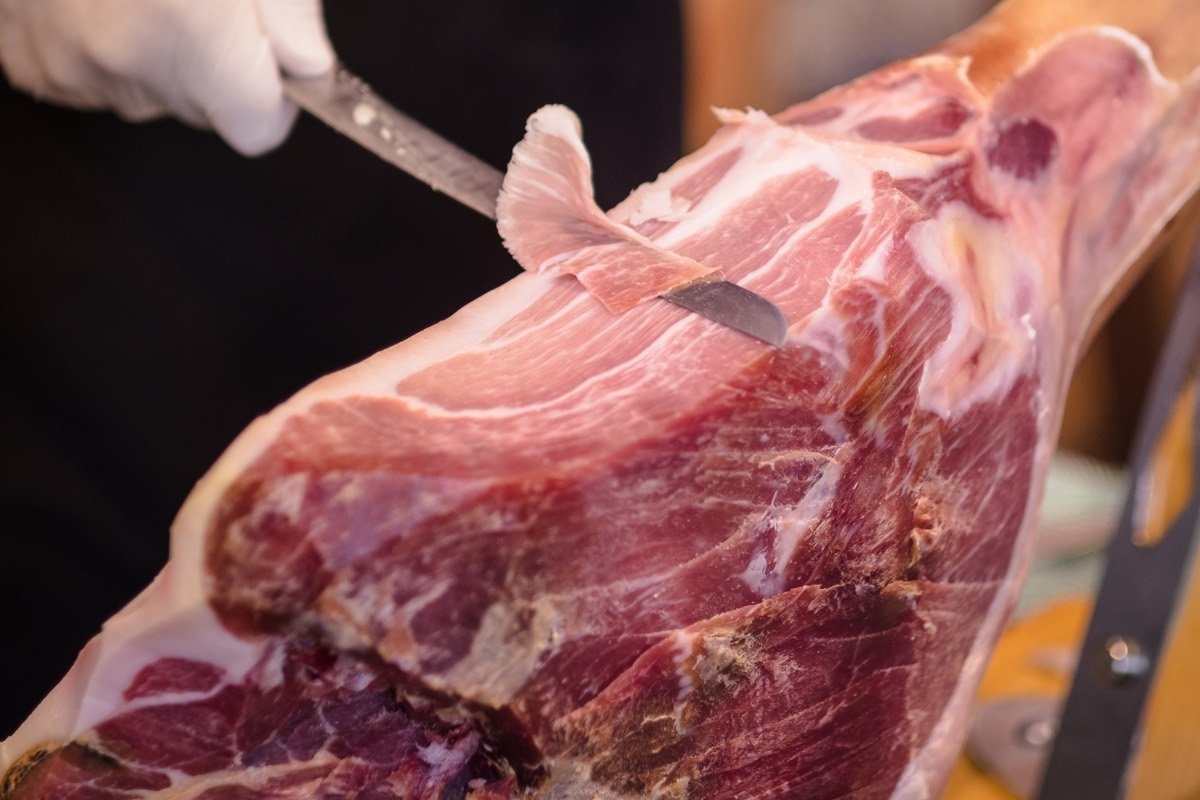 Tábua de presunto ibérico ao corte