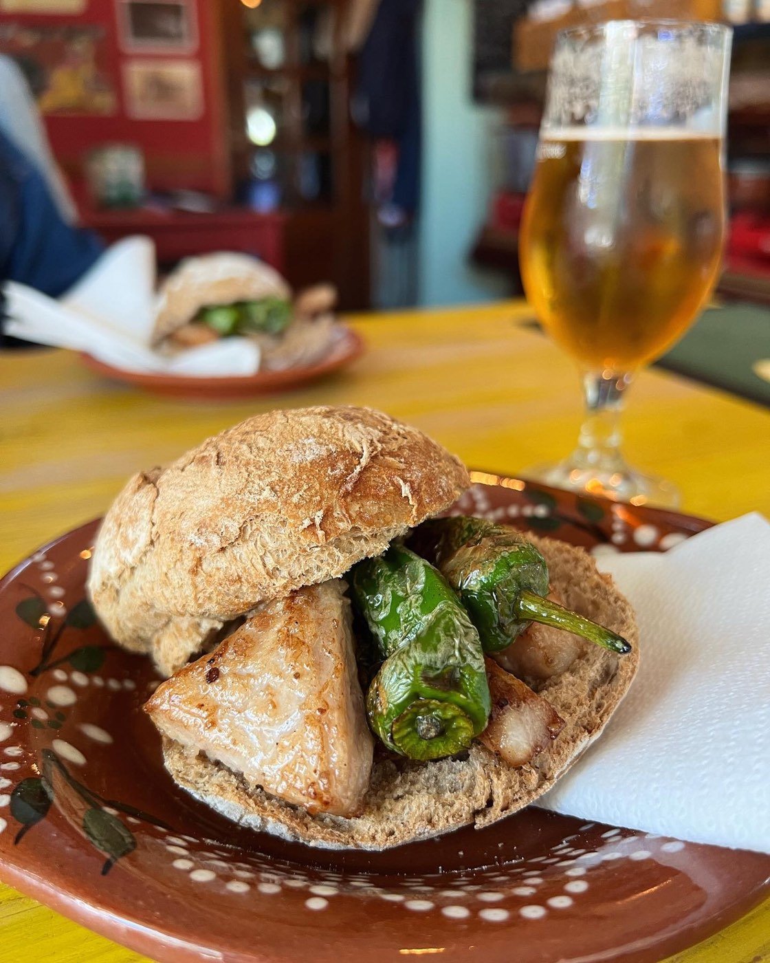 Sandes de pluma ibérica com pimentos de Padrón