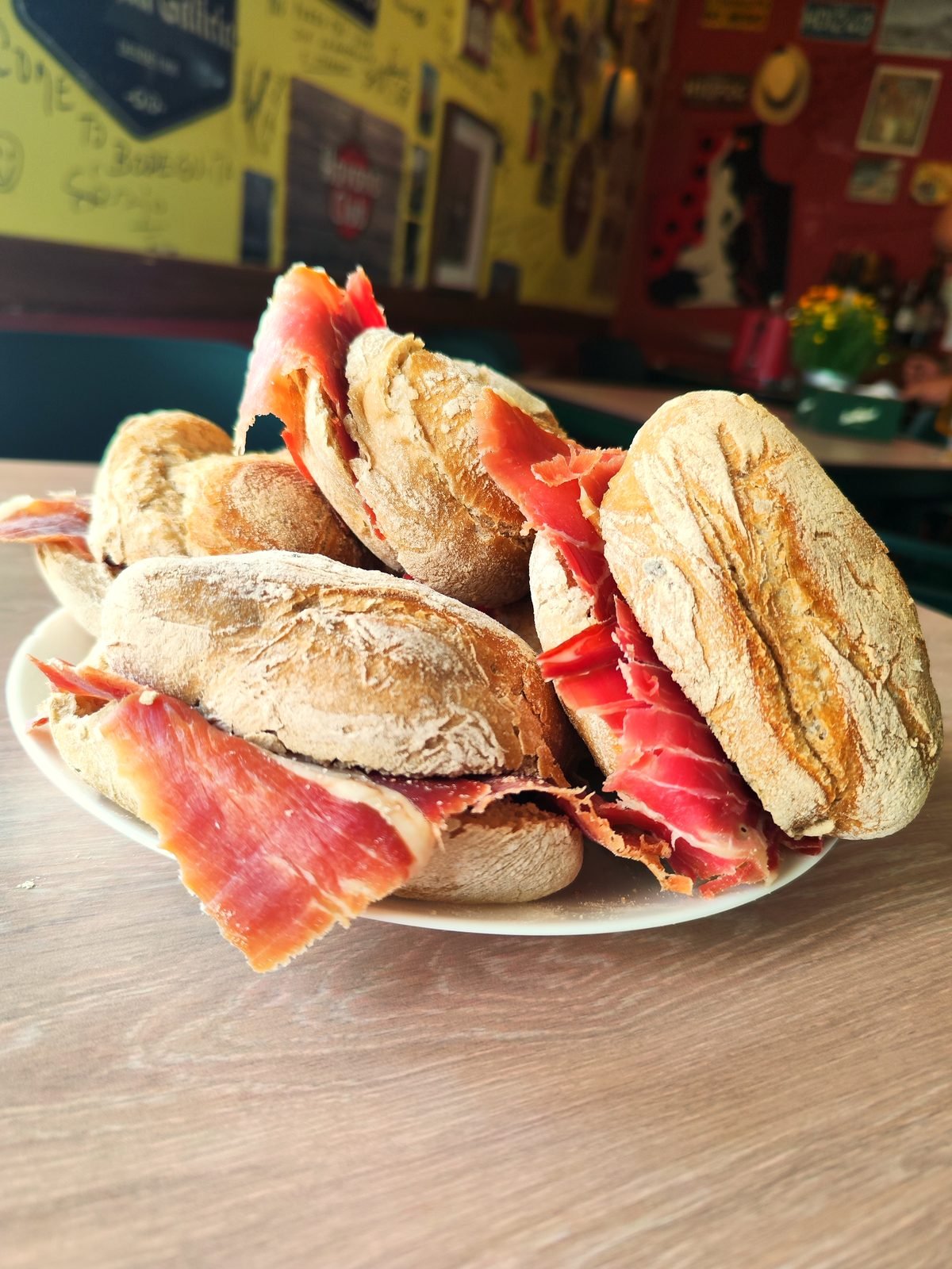 Travessa de sandes de presunto em pão rústico